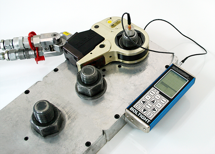 油圧トルクレンチとボルトの超音波軸力測定の写真